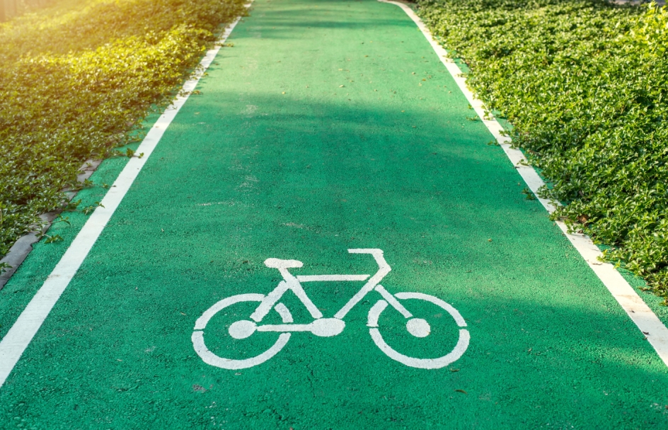 Nowa ścieżka pieszo-rowerowa uległa zniszczeniu: Otwarcie inwestycji opóźni się o ponad miesiąc