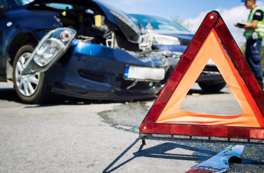 Osiemnastolatek pędzący mercedesem powoduje wypadek, a potem ucieka z miejsca zdarzenia