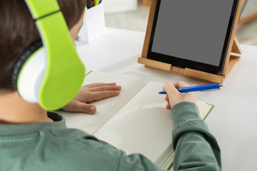 Młodzież w Leszczyńskiej Galerii Książki tworzy gazety przyszłości inspirowane Słonimskim