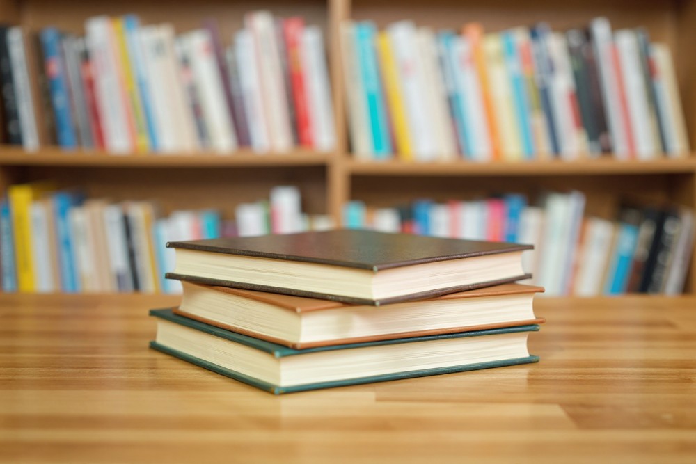 Świąteczne książkowe skarby: odkryj nowe historie i literackie perełki