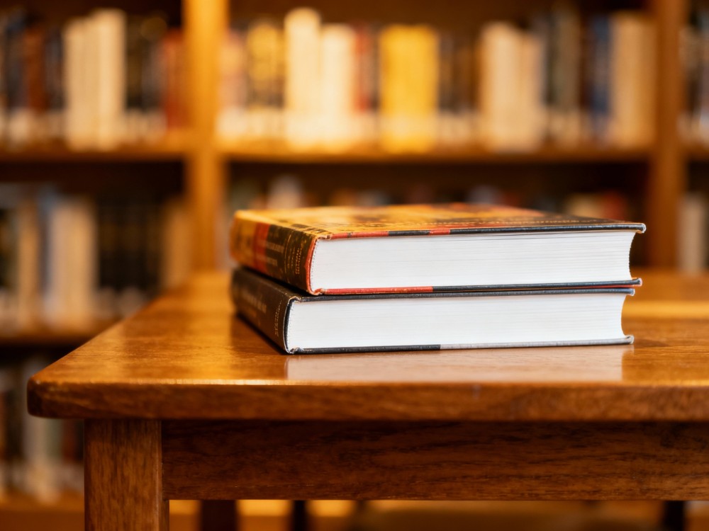 Stanisław Grochowiak w nowej biografii: odkryj życie ikony polskiej literatury